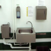 Lavabo sa sterilizatorom za noževe, dozatorom za tečni sapun, držačem toaletnih ubrusa i korpom za otpatke Lavabo sa sterilizatorom za noževe, dozatorom za tečni sapun, držačem toaletnih ubrusa i korpom za otpatke